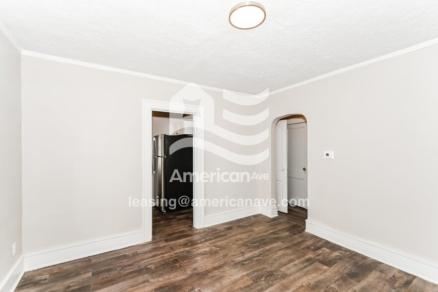 Building Photo - 2114 W Callender Ave