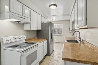 Building Photo - Front Unit - Duplex - 4bed 2bath - Finished Basement! **Special**