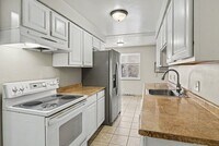 Building Photo - Front Unit - Duplex - 4bed 2bath - Finished Basement! **Special**