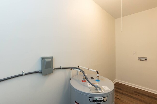 Building Photo - Three Bedroom Home!