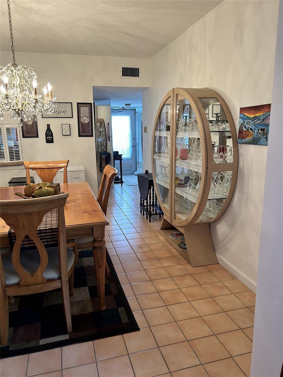 Building Photo - 3121 N Palm Aire Dr