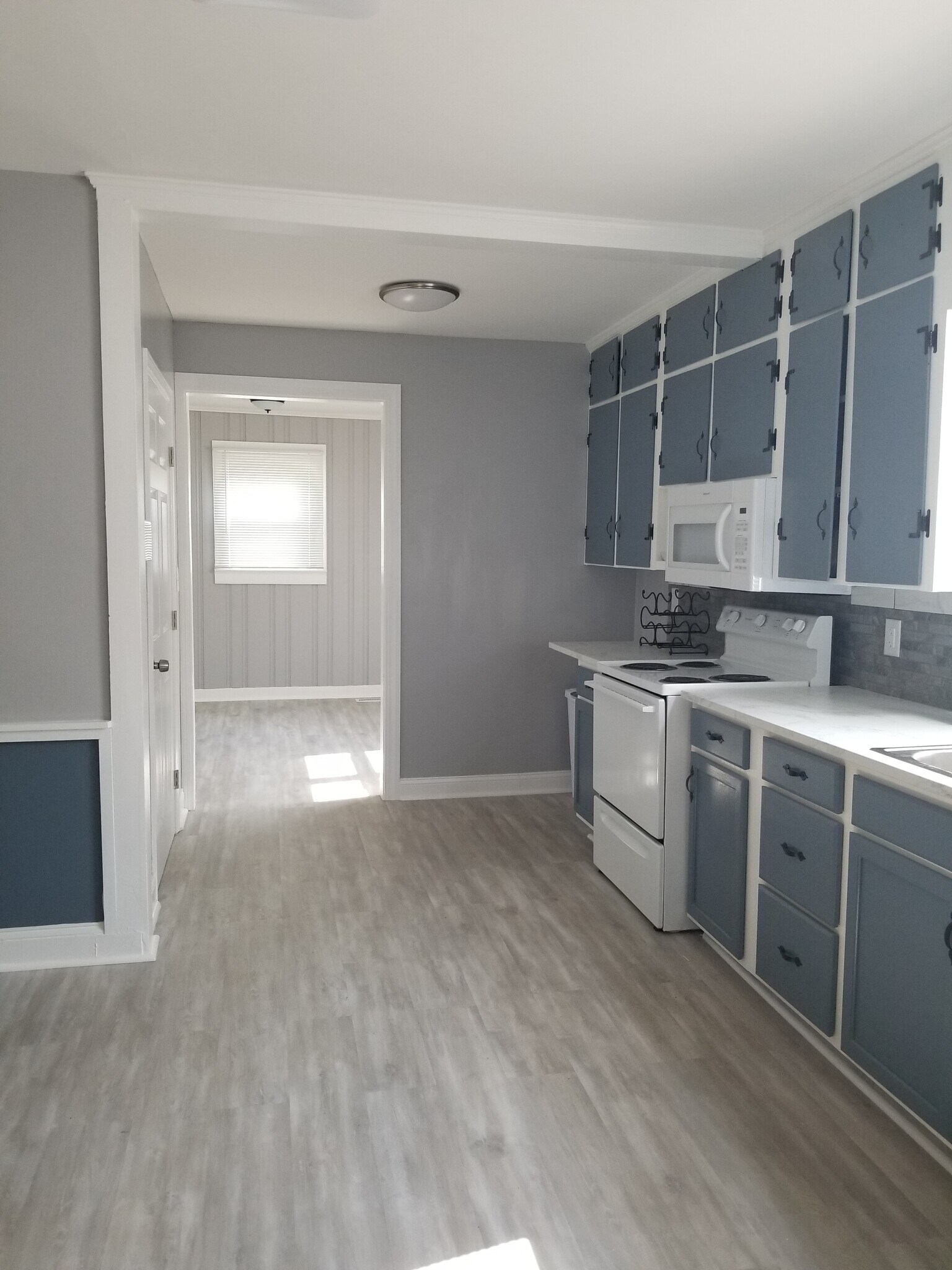 kitchen - 15 Motor Rd