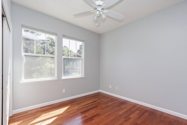 Building Photo - 3 Bed / 2.5 Bath beautiful end unit townhome with tons of upgrades. YouTube Tour!!