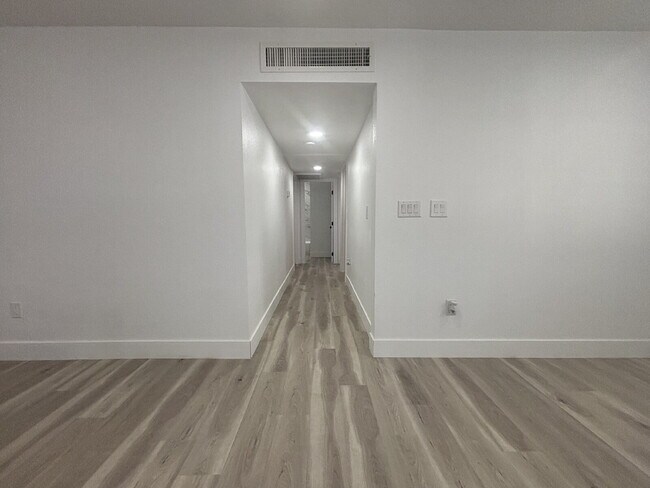 Building Photo - Fully remodeled and spacious 2 bed/2 bath with a den available- Las Vegas