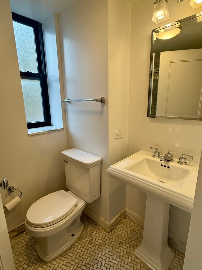 Building Photo - 230 Riverside Dr