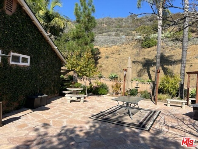 Building Photo - 729 Kenmore Cir