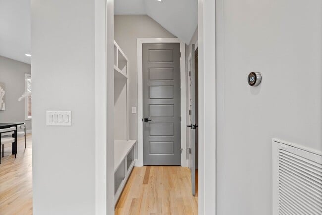 Building Photo - Spacious 4-Bed Gem in Nashville: 2360 sq f...