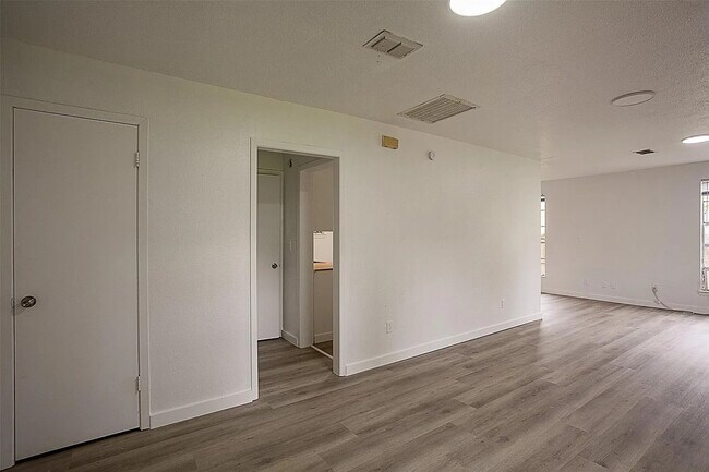 Building Photo - 565 25th St