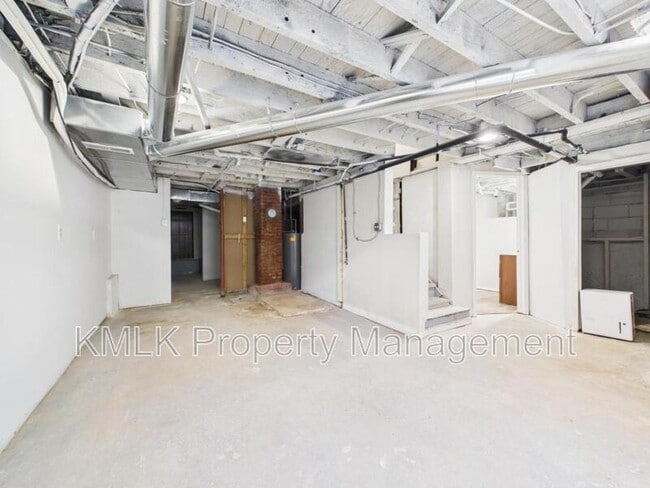 Building Photo - 2820 S Main St