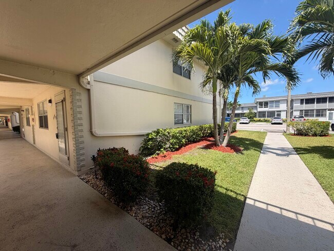 Building Photo - 679 Saxony Way