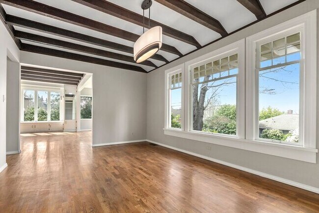 Building Photo - Sunny Air Conditioned Mercer Island Charmer!