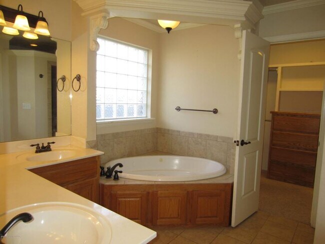 Building Photo - Located in City View 3/2/3 car garage