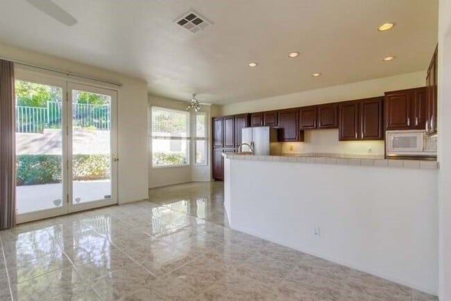 Building Photo - Beautiful 3 Bedroom 2.5 Bathroom home over...