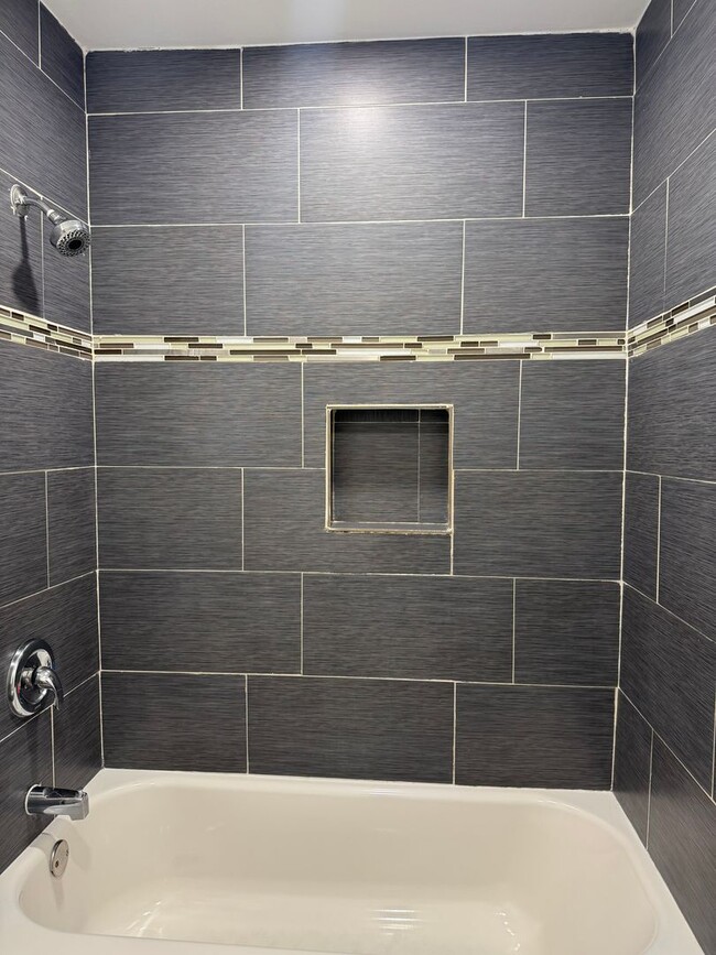 Building Photo - 2 BR Townhome - Quiet and Centrally Locate...