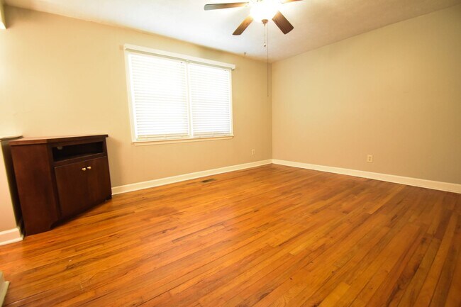 Building Photo - 3 Bedroom 2 Bathroom Home- Pets Considered