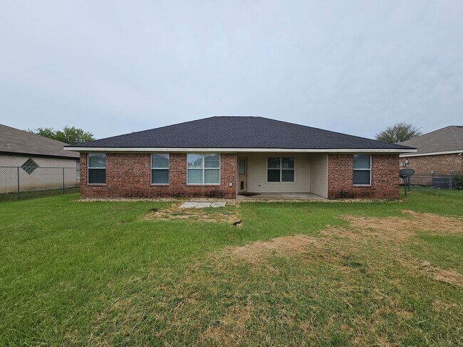 Building Photo - REDUCED RENT - AMAZING RENT SPECIAL & MOVE IN READY!