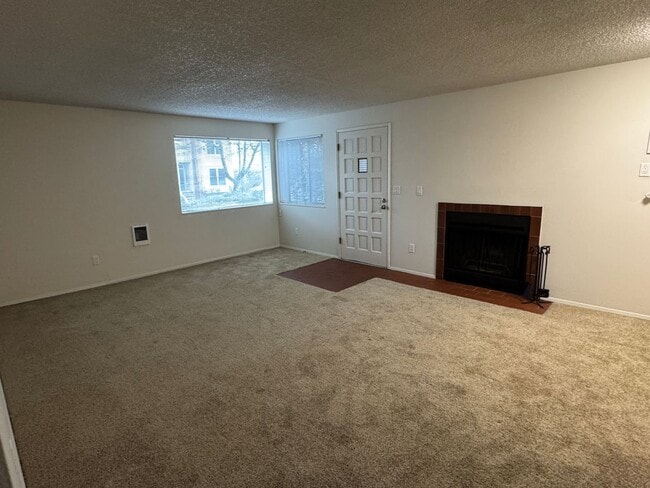 Building Photo - Spacious ground level 1br/1ba Apt with attached garage and washer/dryer in unit