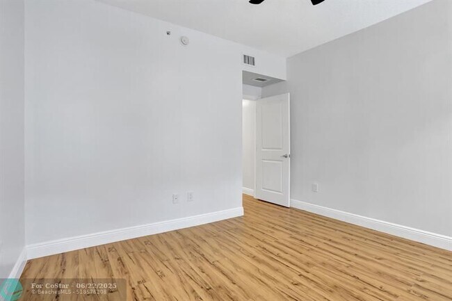 Building Photo - 5960 W Sample Rd