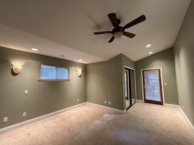 Building Photo - 2,280 Square Foot modern Three bedroom two bath multi  level home, large yard, decks, cathedral c...