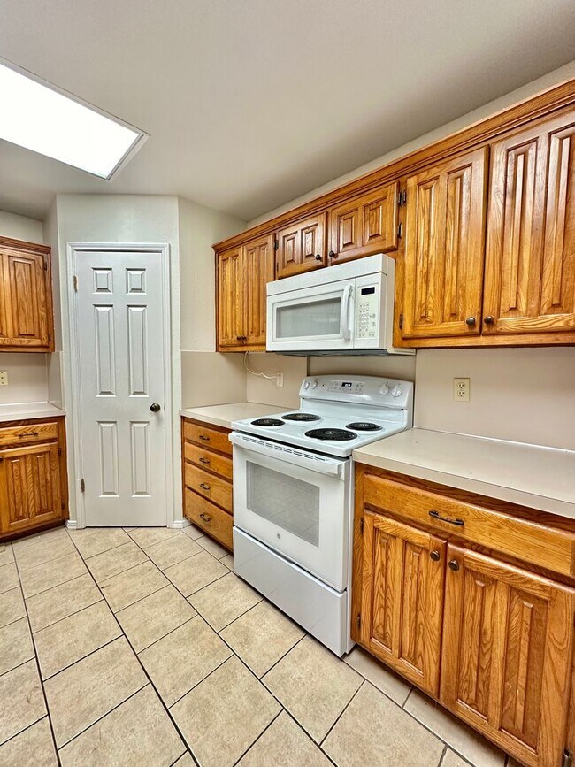 Building Photo - 3546 Cedar Ridge Ln