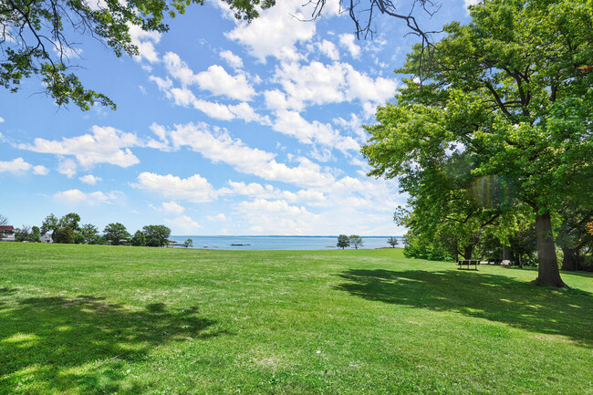 Davenport park, bird sanctuary, Hudson Park & Glen Island Park nearby. - 319 Davenport Ave