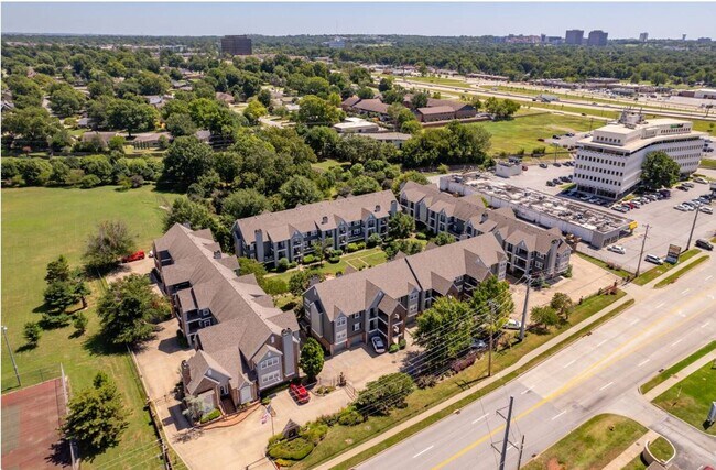 Building Photo - Beautiful large 2-bedroom 2 baths with 1 car garage in Mid Town Tulsa!!