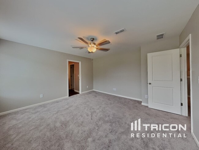 Building Photo - 141 Gladstone Loop