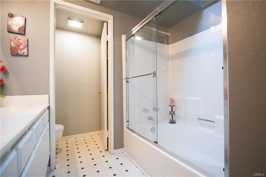 bathroom - 6047 Templeton St