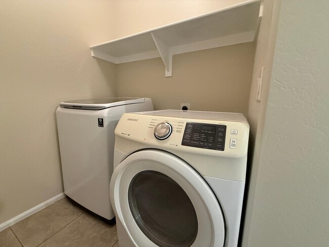 Building Photo - 2725 E Mine Creek Rd