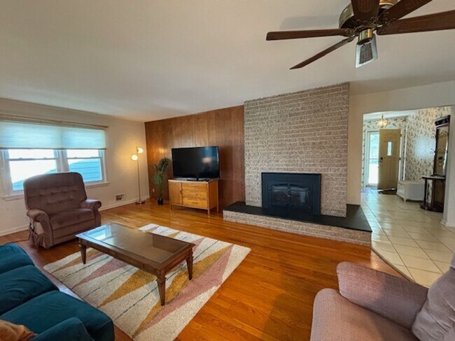 Building Photo - Fully Furnished, Turn Key Lake Front Home in Caledonia!