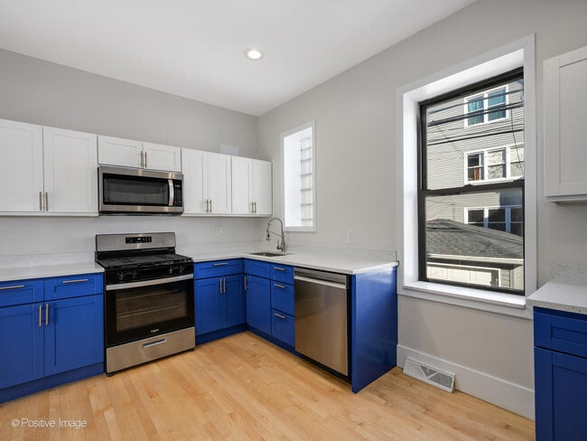 Building Photo - 2415 W Warner Ave