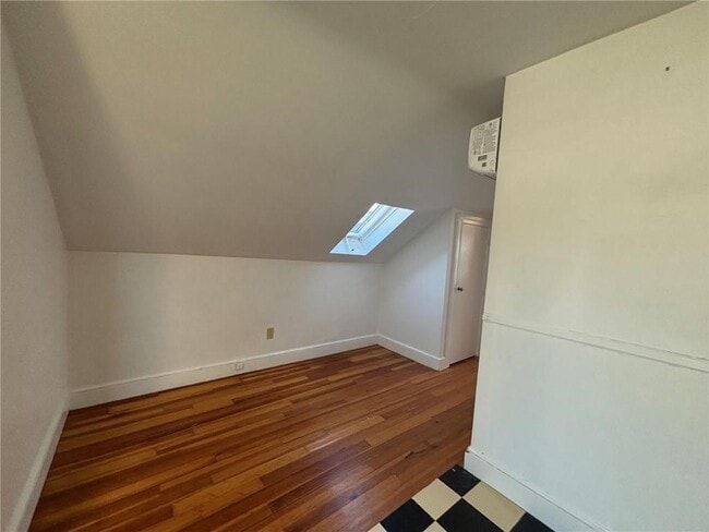 Building Photo - 712 Hope St