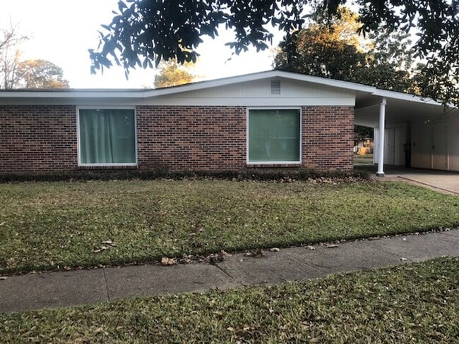 Primary Photo - Beautiful 4 Bed House