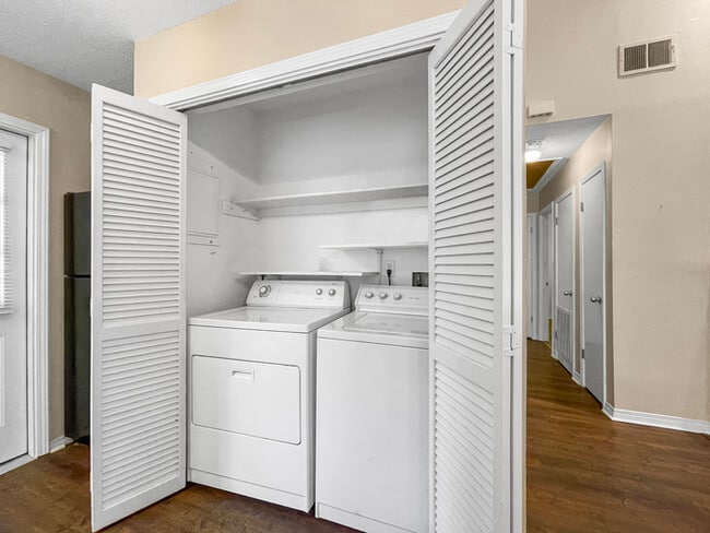 Building Photo - Spacious home featuring multiple bedrooms ...