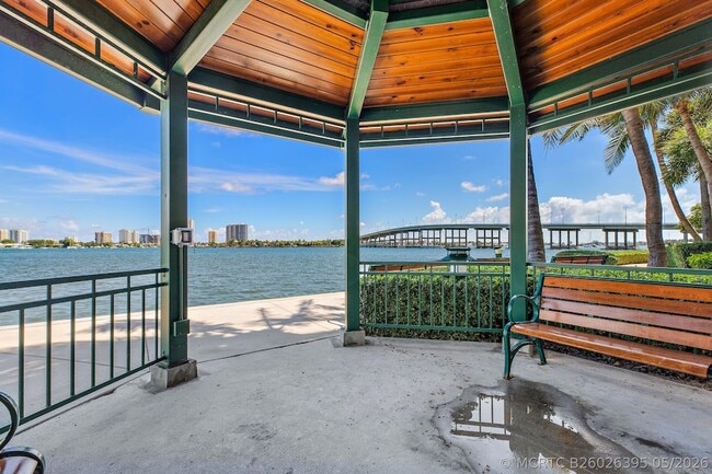 Building Photo - 2650 Lake Shore Dr