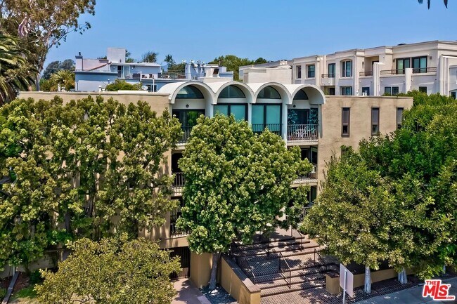 Building Photo - 11789 Montana Ave