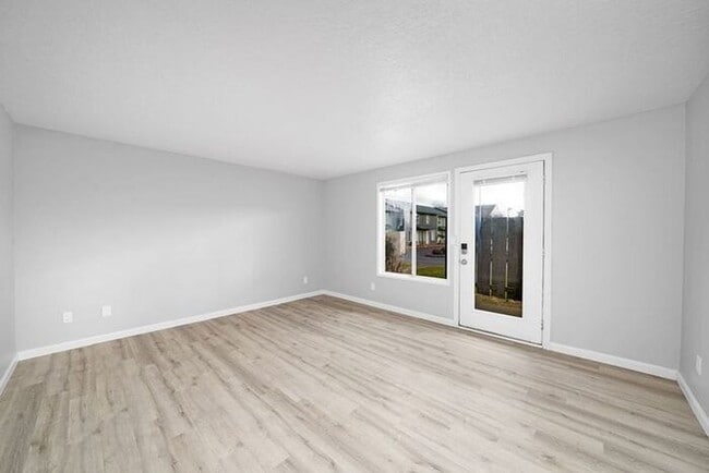 Building Photo - Spacious 2 Bed, 1.5 Bath. townhome with Washer and Dryer!