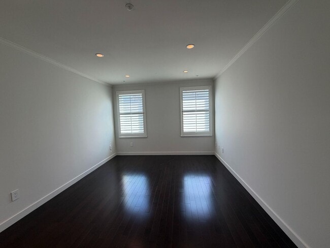 Building Photo - Luxury Pacific Heights 3BD/2.5BA with Private Rooftop Deck