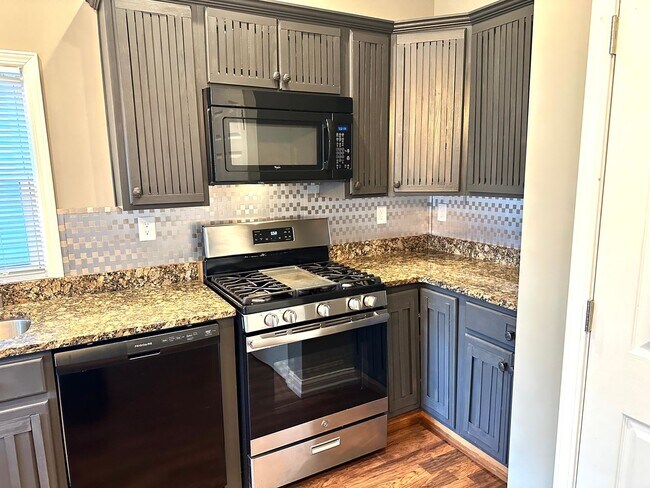 Building Photo - Renovated Germantown House in Great Location