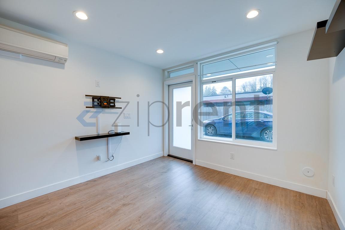 Building Photo - 1057 S Cloverdale St