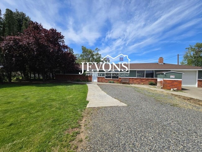 Building Photo - Water and sewer included! Comfortable 3-be...