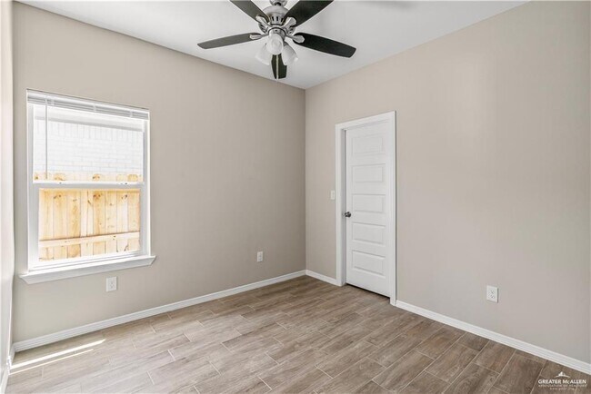 Building Photo - 1614 Playa Dr