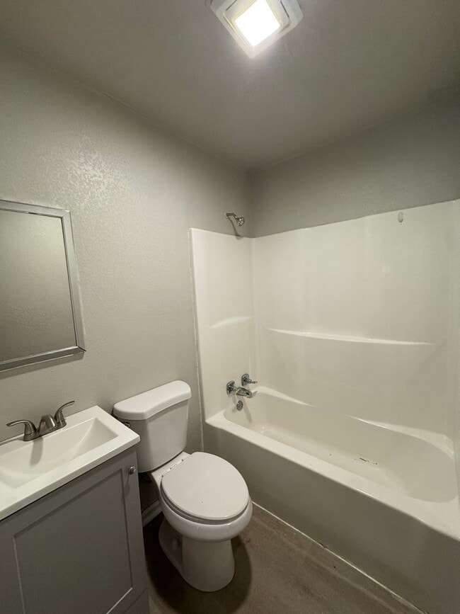 Building Photo - Newly Remodeled 2 Bed / 1 Bath Duplex Available Now!