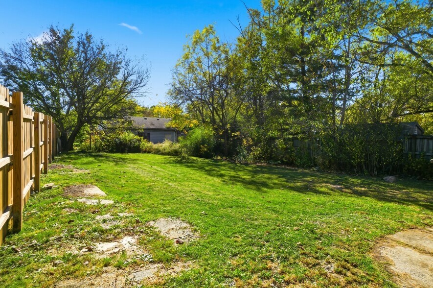 Building Photo - 149 W Lane Ave