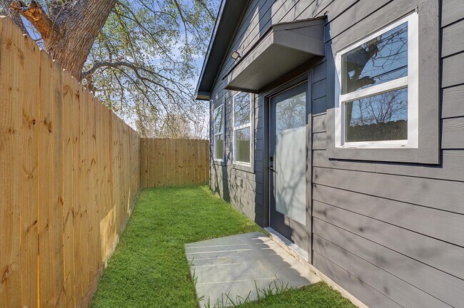 Building Photo - 5034 Pershing St