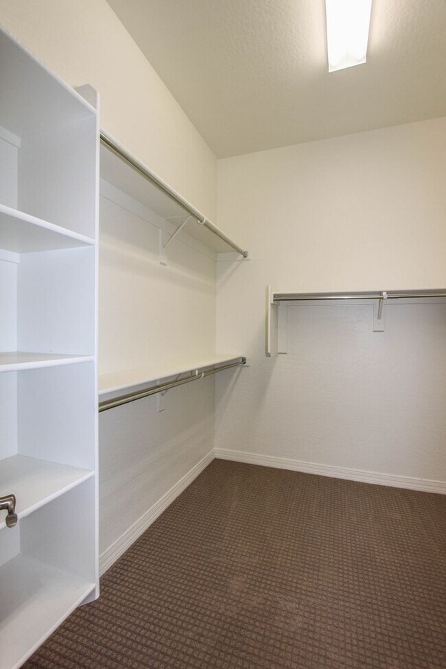 Building Photo - 4 Bedrooms in Granville