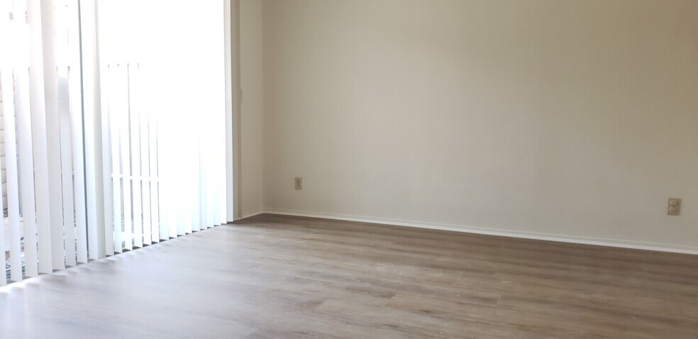 Dining with door leading to patio & 2-door garage - 725 Windwood Dr