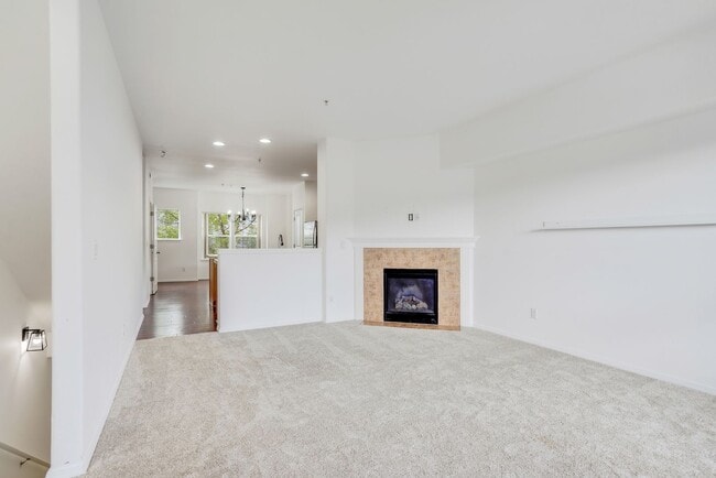 Building Photo - 3 bed, 3.5 bath townhouse in McKenzie Ridg...