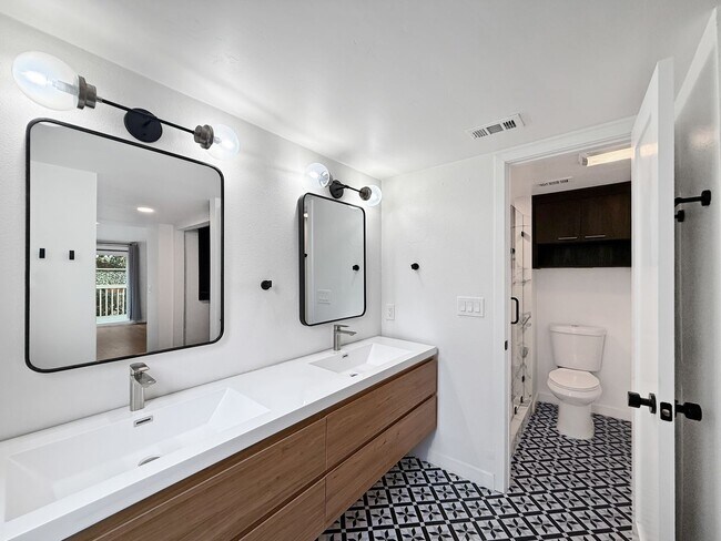 Building Photo - 3B/2BA Home in Encinitas Now Available for...
