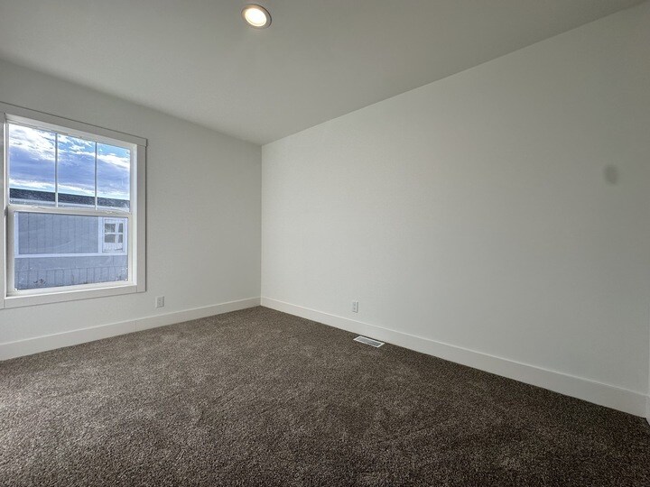 Building Photo - 16 Lapin St